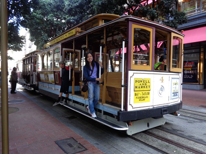 Juliana Lee nos famosos cable cars de San Francisco