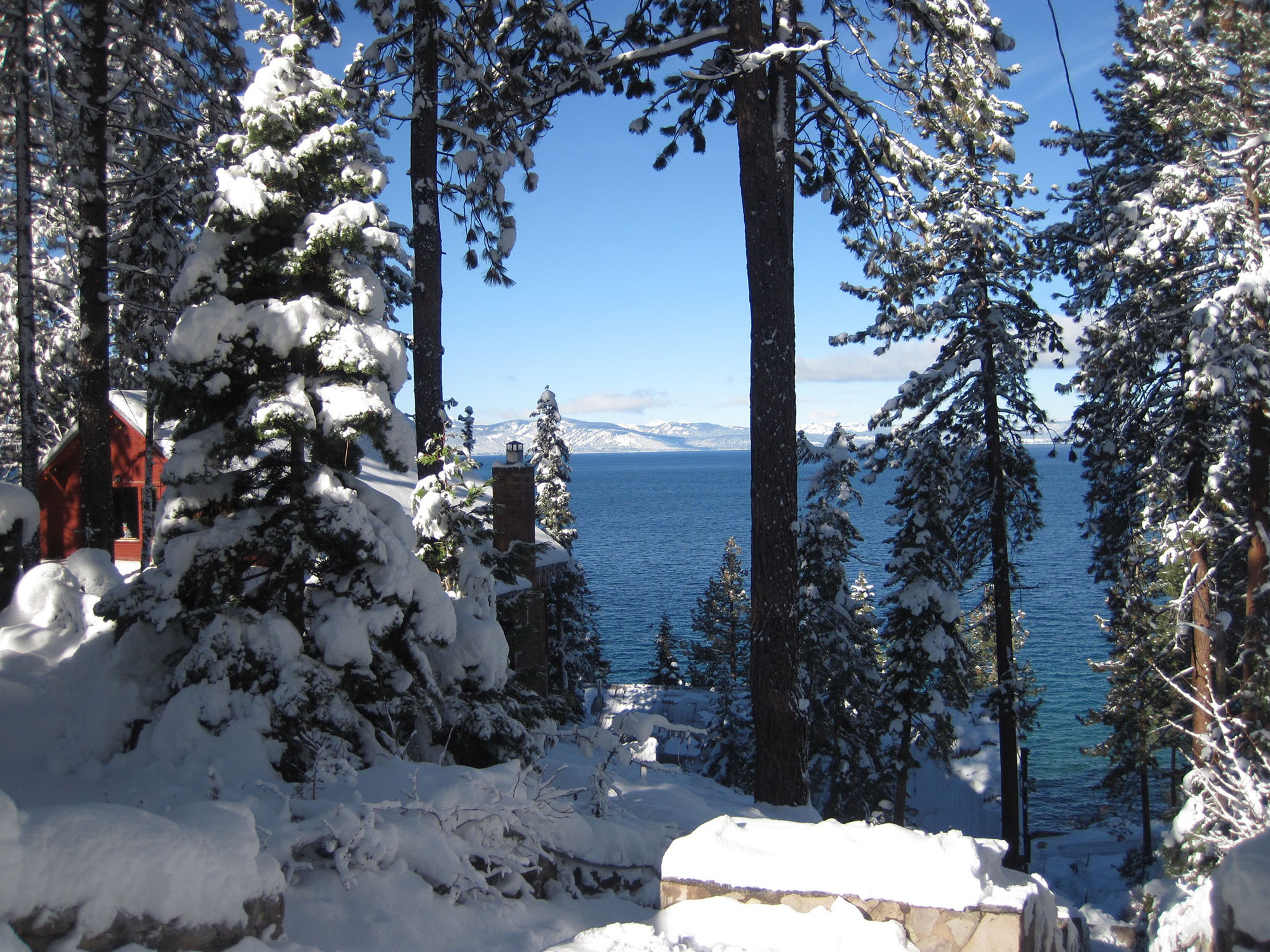 Lake Tahoe coberta de neve
