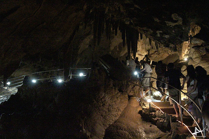 Grupo visitando as cavernas