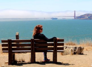 Vista maravilhosa da Golden Gate coberta de neblina