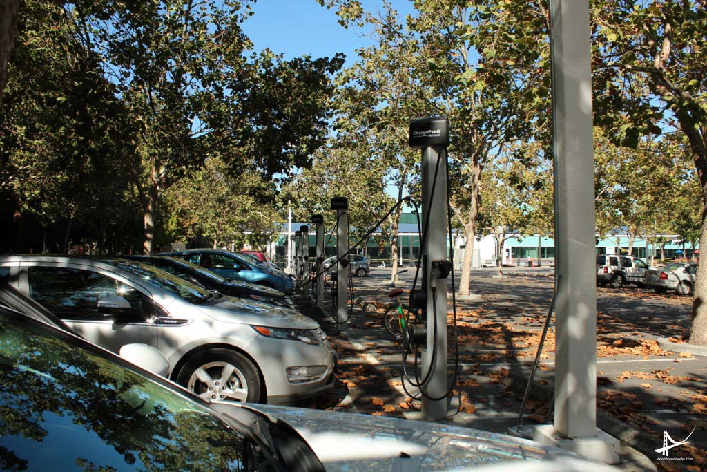 Carros eletricos no estacionamento do Google