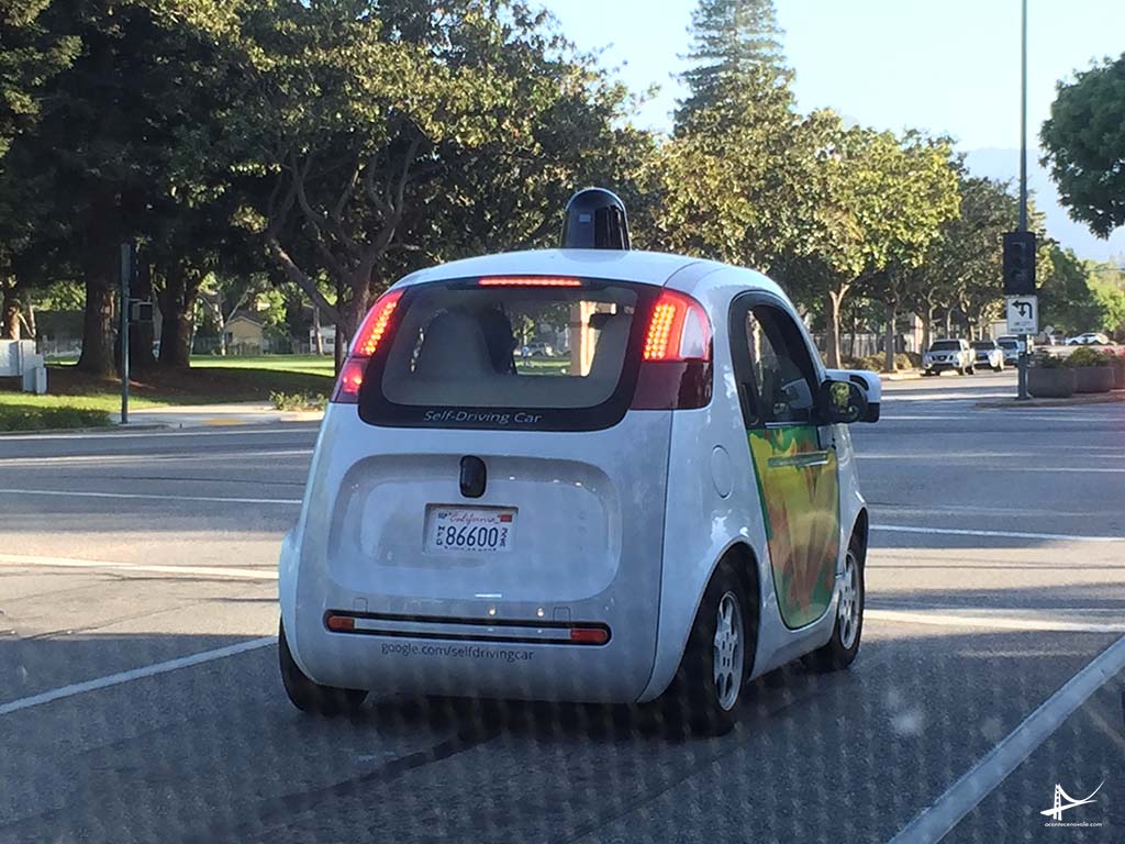 Self-driving car ao lado da Google
