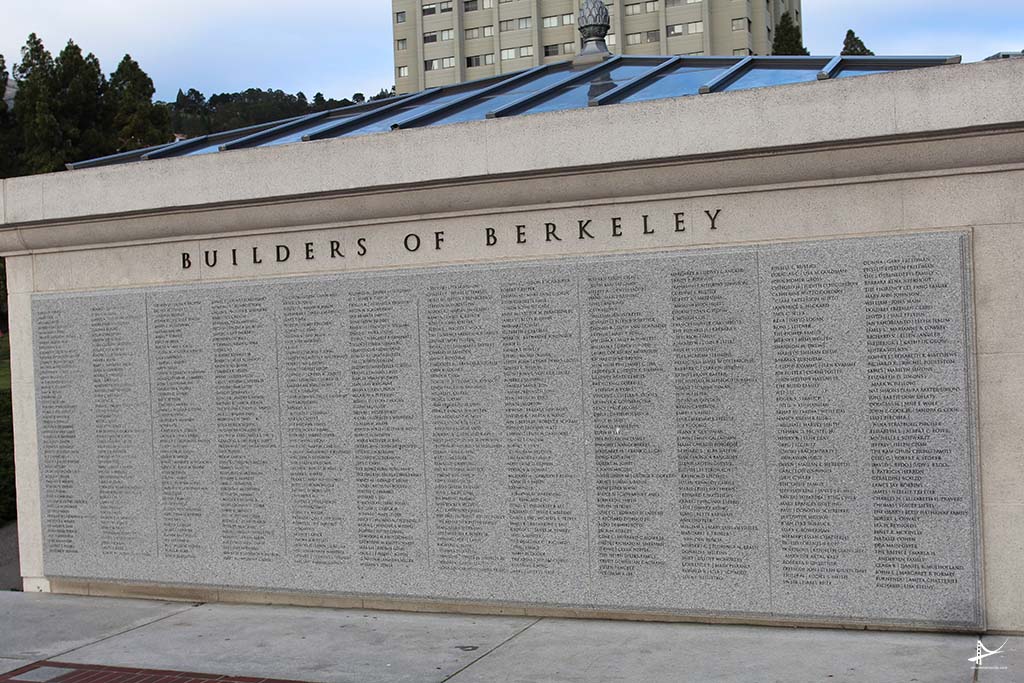 Mural com o nome dos alunos que ajudaram a construir Berkeley