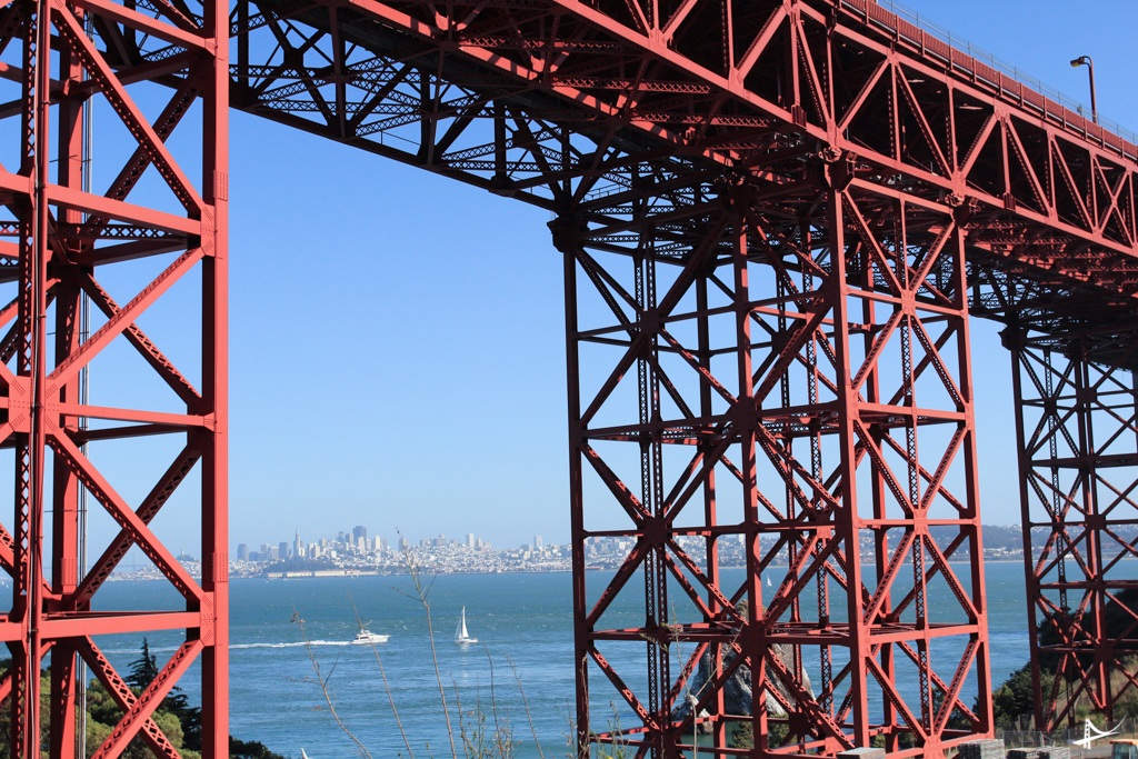 Vista de San Francisco embaixo da Golden Gate Bridge no Fort Baker