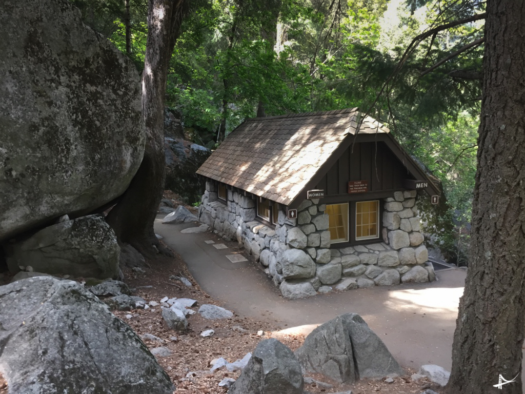 Banheiro no meio da trilha no Yosemite