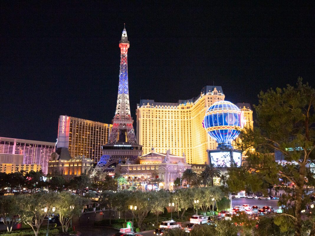 Las Vegas a noite com o hotel Paris no fundo