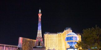 Las Vegas a noite com o hotel Paris no fundo