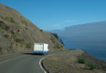 caminhao na estrada fazendo mudança