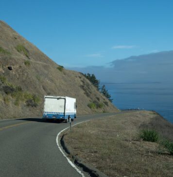 caminhao na estrada fazendo mudança