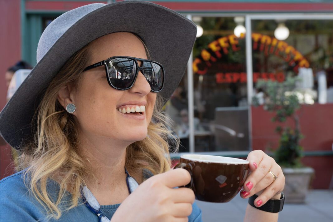 Mulher tomando café