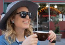 Mulher tomando café