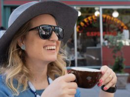 Mulher tomando café