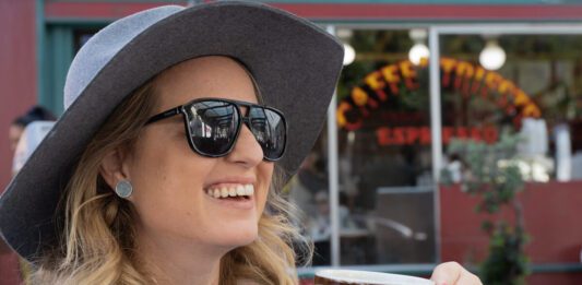 Mulher tomando café