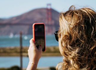 Tirando foto com o celular da Golden Gate Bridge