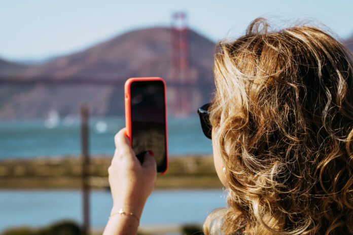 Tirando foto com o celular da Golden Gate Bridge