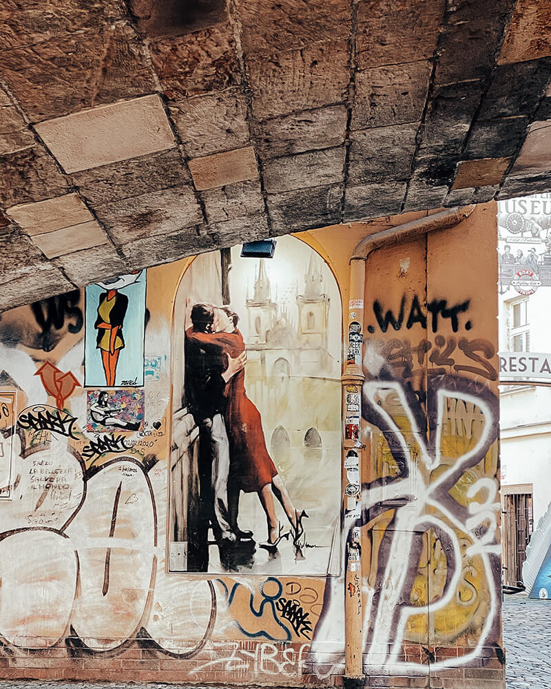 Murais em baixo da ponte Charles em Praga